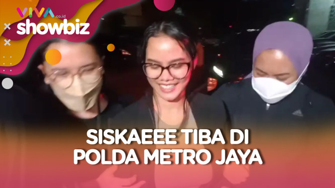 Senyum Siskaeee Saat Tiba di Polda Metro Usai Ditangkap