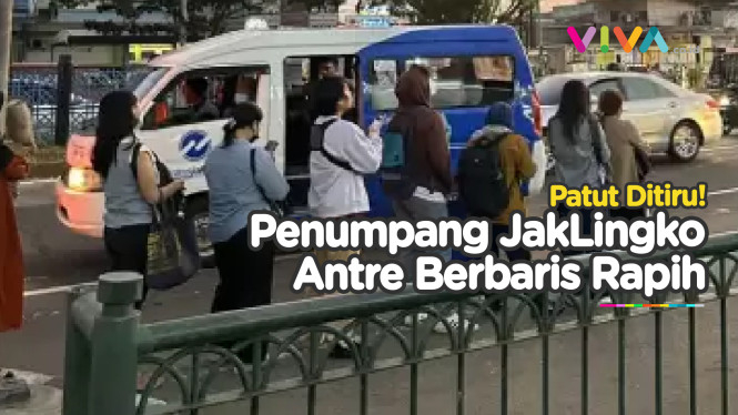 Warga Baris Rapih Saat Menaiki JakLingko di Jaktim