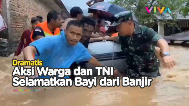 HEROIK! Anggota TNI Selamatkan Bayi Saat Banjir di Padang