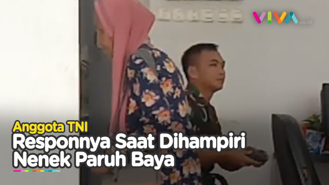 Reaksi Anggota TNI Melihat Nenek Tua Menyodorkan Tangan