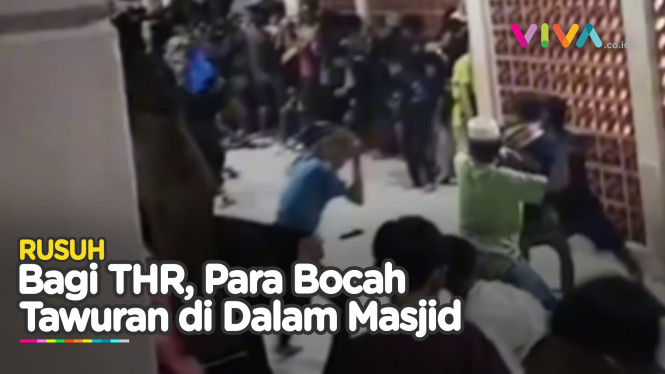 RICUH! Bocah Tawuran Lempar Sandal di Masjid saat Bagi THR