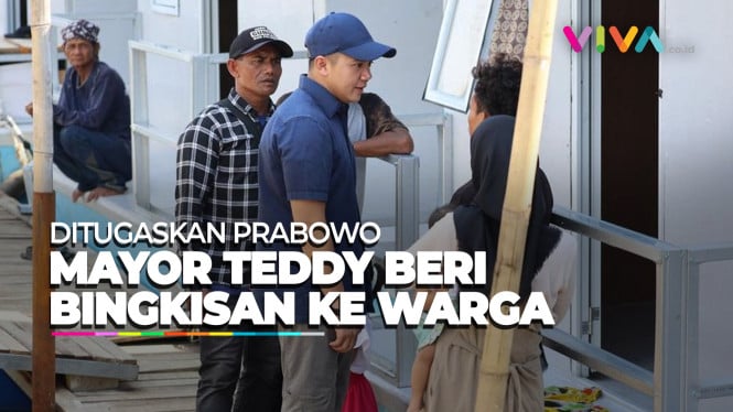 Momen Mayor Teddy Beri Bingkisan ke Warga Kampung Nelayan