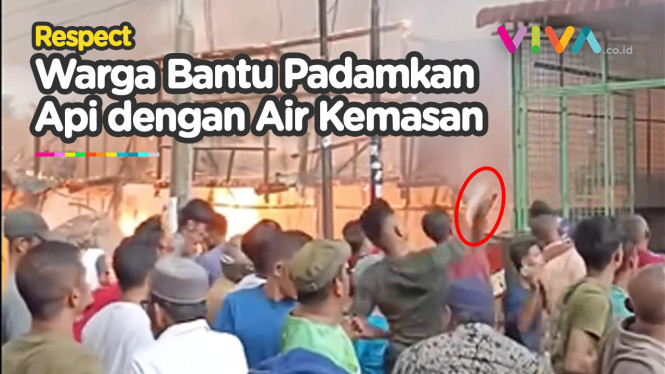 Momen Warga Padamkan Kebakaran dengan Air Kemasan