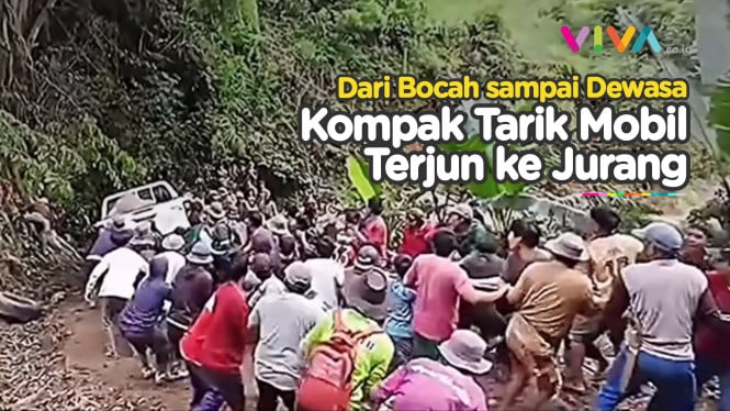 Sekampung Turun Gunung Evakuasi Mobil di Jurang
