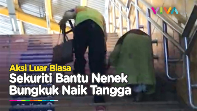 Sekuriti PT KAI Tuntun Lansia Saat Kesulitan Menaiki Tangga