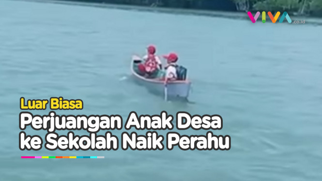 Dua Siswa Kelas 2 SD Naik Perahu Demi Berangkat Sekolah 