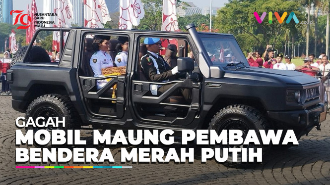 Bendera Merah Putih dan Teks Proklmasi Dibawa Mobil Maung