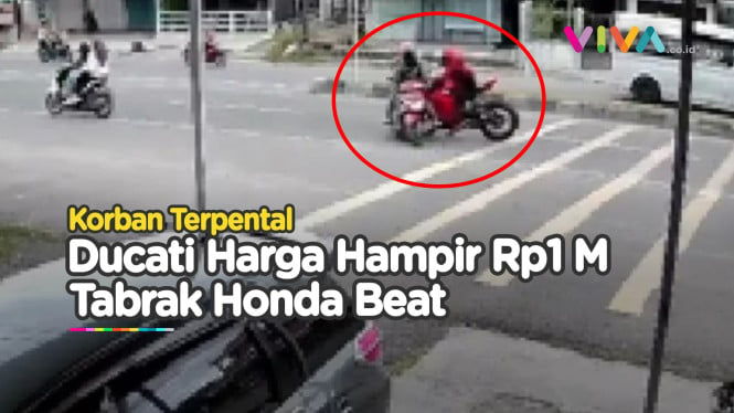 VIDEO Pelajar Bawa Ducati Tabrak Honda Beat hingga Terpental