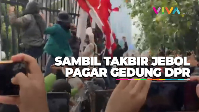 DETIK-DETIK Massa Aksi Demo Jebol Pagar Gedung DPR RI