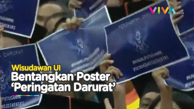 Wisudawan UI Bentangkan Poster 'Peringatan Darurat'