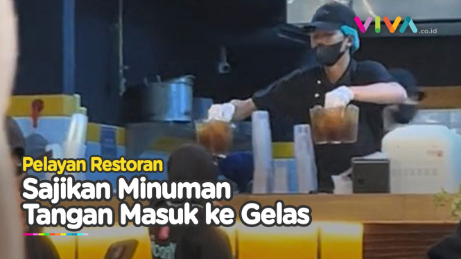 Pelayan Resto Memasukan Tangan ke Gelas Minuman