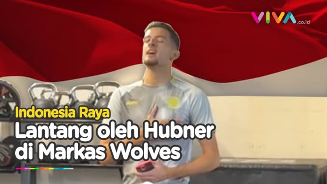 Justin Hubner Nyanyi Lagu Indonesia Raya di Kandang Wolves