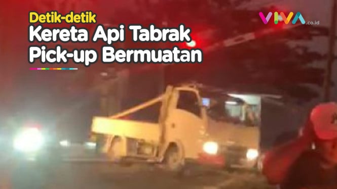 NGERI! Video Pick-Up Mogok Disambar Kereta Api