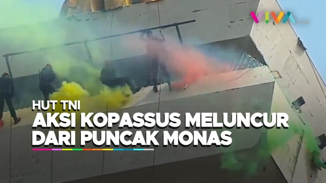 Momen 8 Prajurit Kopassus Meluncur dari Tugu Monas