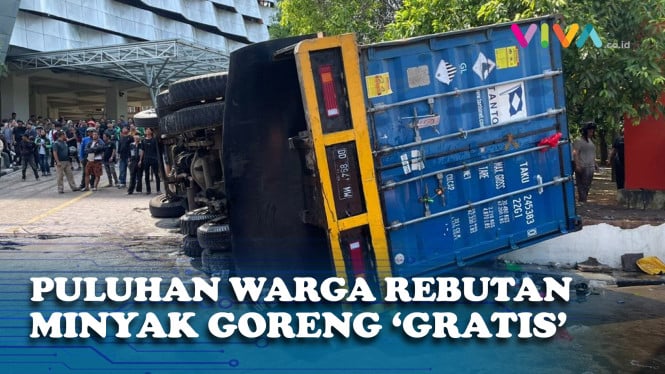 Truk Terbalik, Warga Malah Asik Ambilin Minyak yang Jatuh