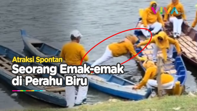 Kocak! Seorang Ibu-ibu Lakukan Atraksi di Perahu Kayu