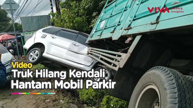 Gagal Nanjak! Truk Fuso Hantam Kendaraan yang Sedang Parkir