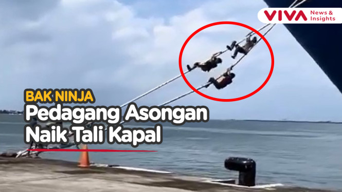 Pedagang Asongan Panjat Tali Naik ke Kapal Demi Berjualan