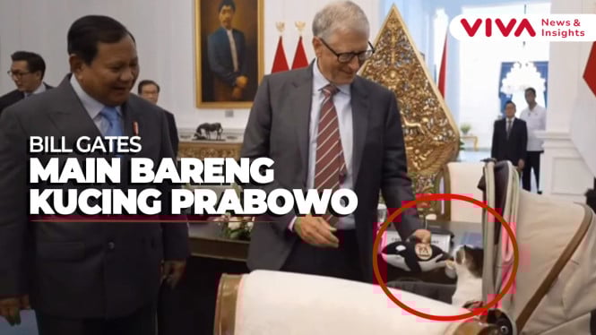Pegang Boneka Hiu, Bill Gates Main Bareng Bobby Kertanegara
